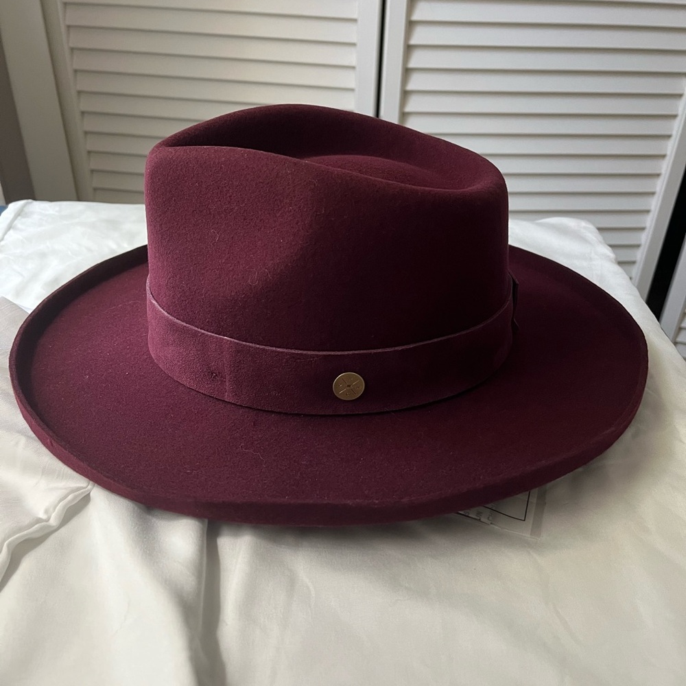 Stylish Black Fedora with Wide Brim and Soft Wool